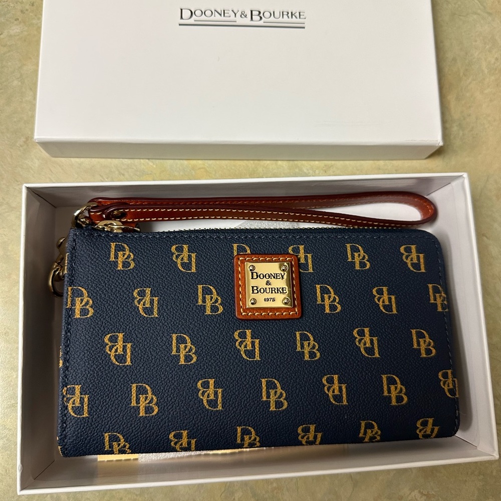 NWT Dooney & Bourke Gretta Zip-Around Wallet